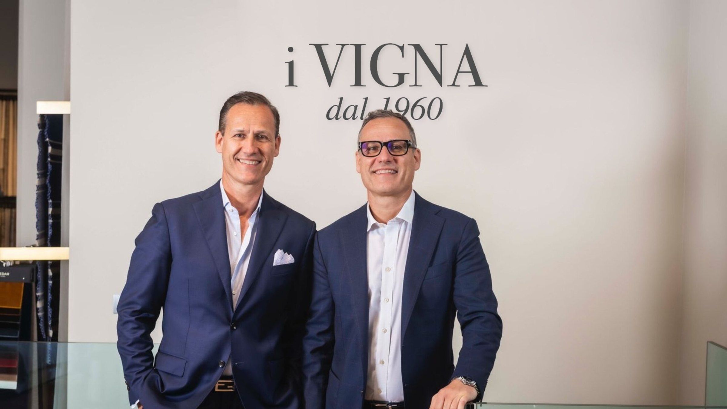 I titolari di i Vigna davanti all’insegna «i Vigna dal 1960»