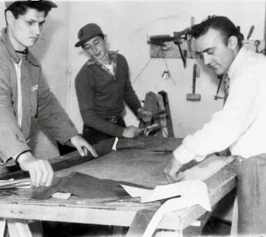 Alfredo Vigna al lavoro in laboratorio. 1949