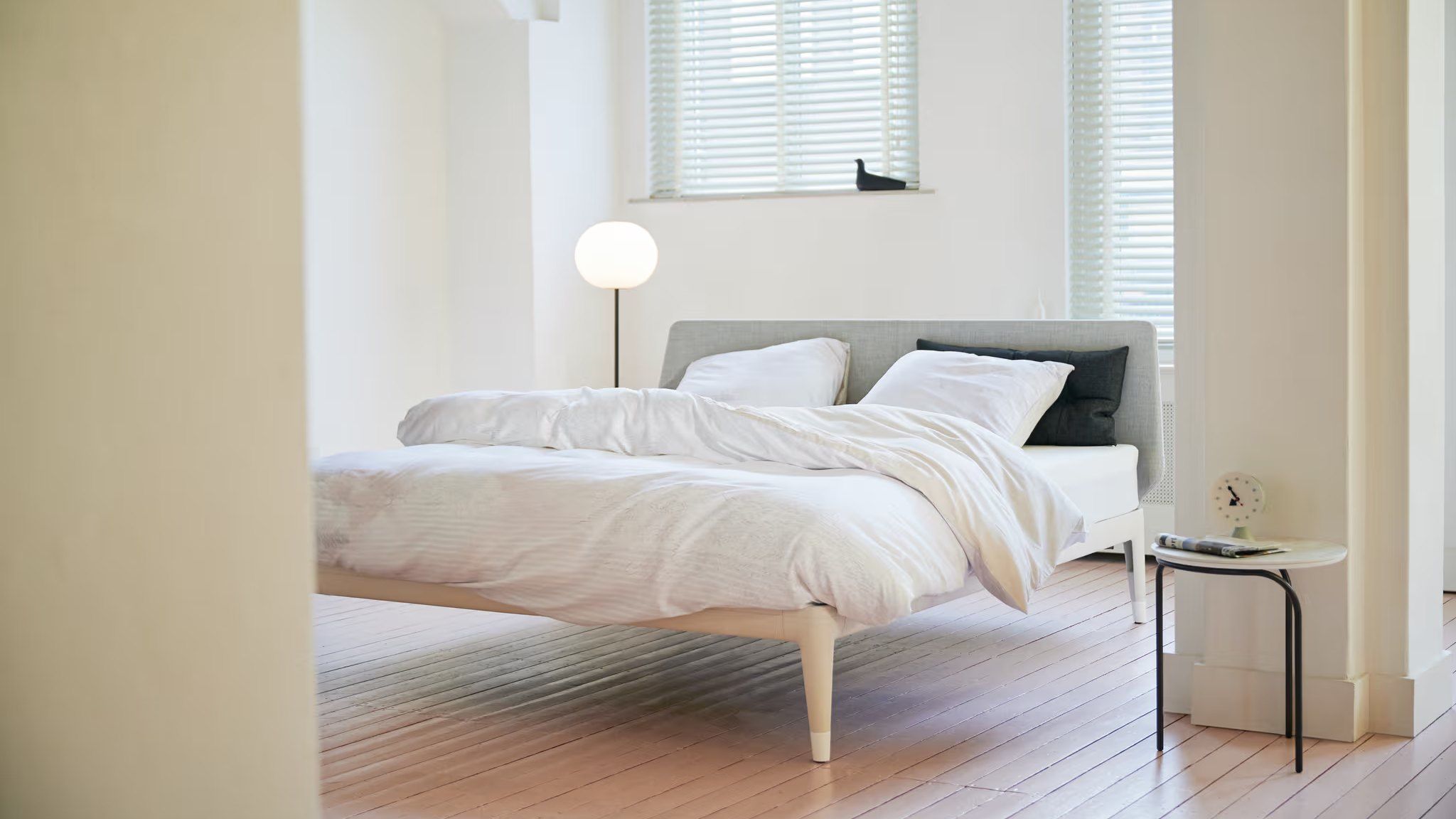Letto Auping Essential in una camera luminosa