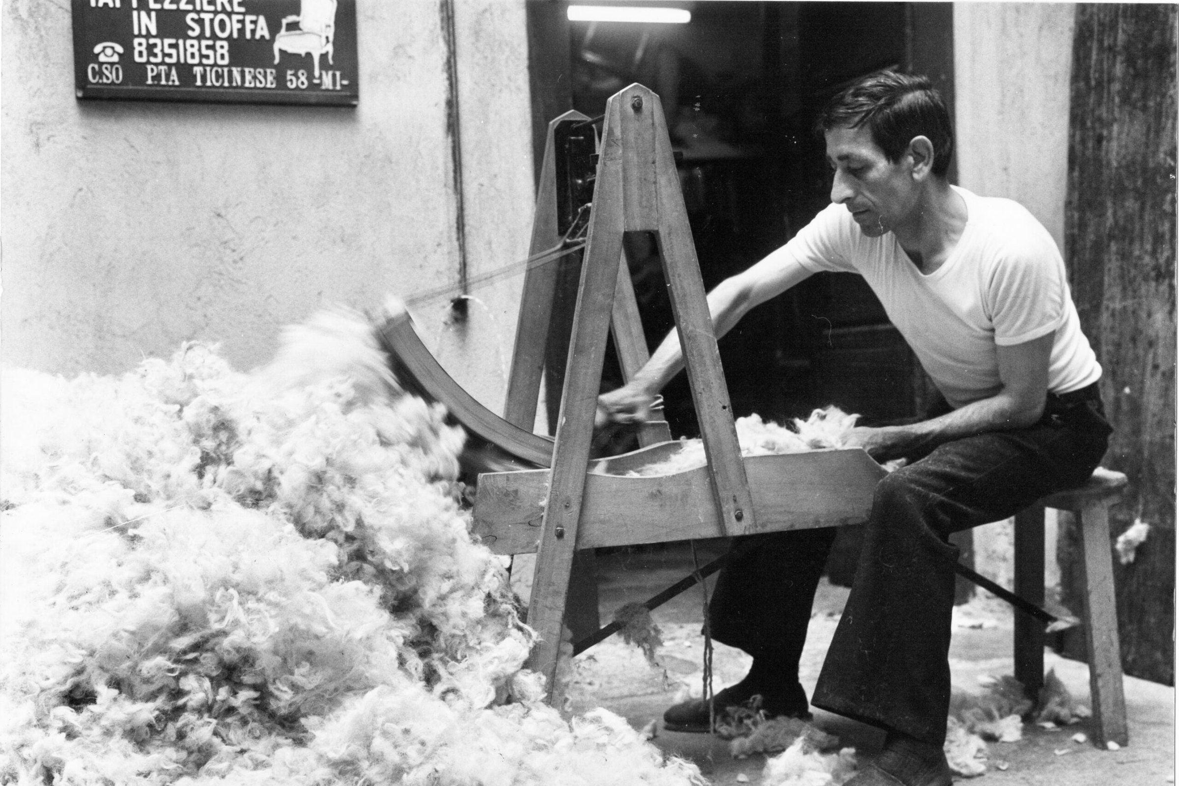 Un materassaio del laboratorio i Vigna mentre carda la lana, foto d’archivio