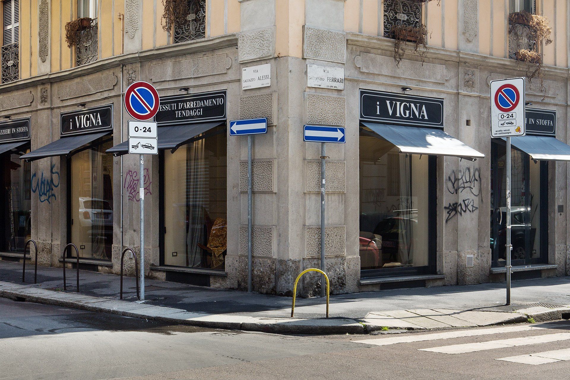 La vetrina d’angolo dello showroom i Vigna in via Gaudenzio Ferrari, Milano