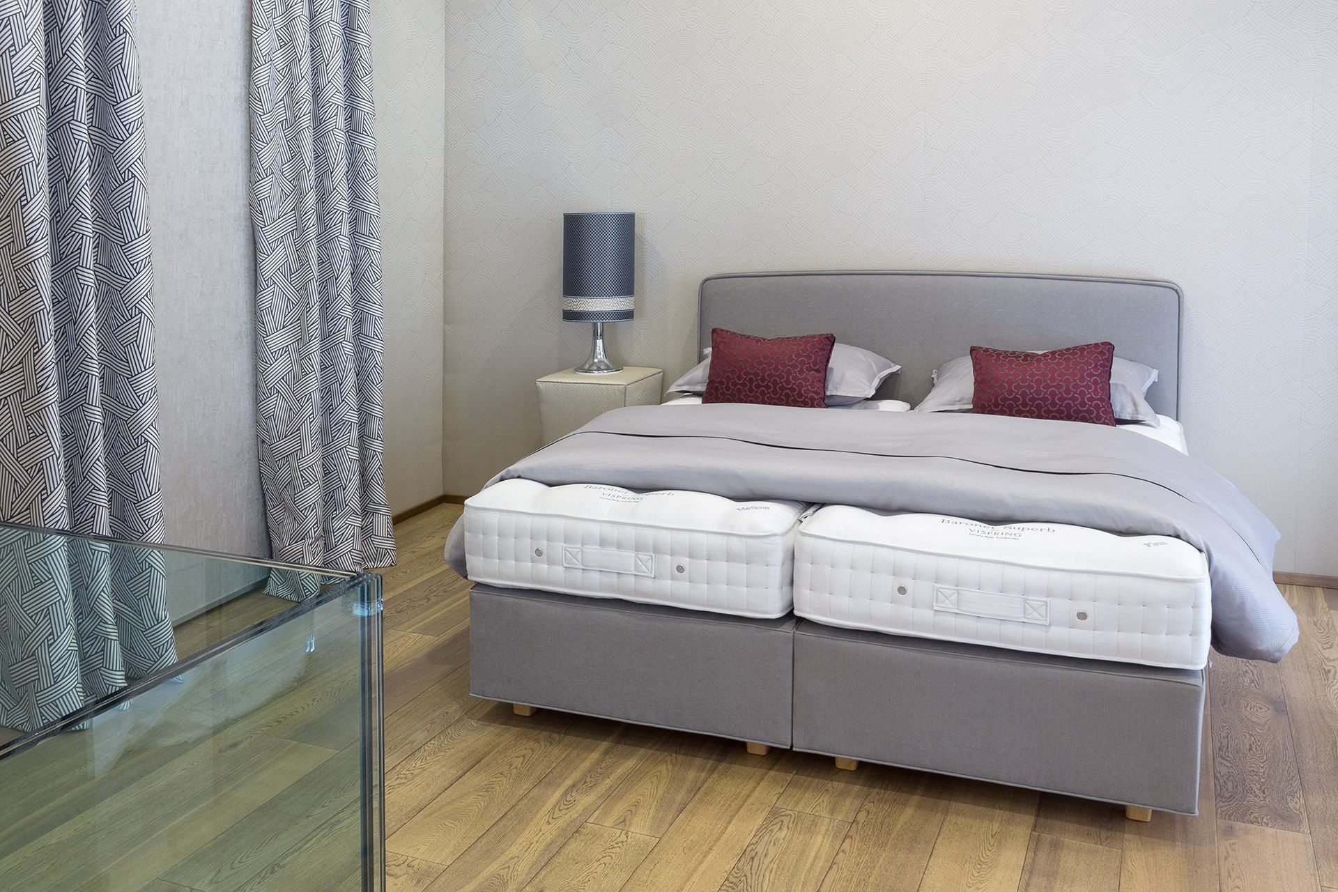 Letto Hypnos in prova nello showroom i Vigna di Milano