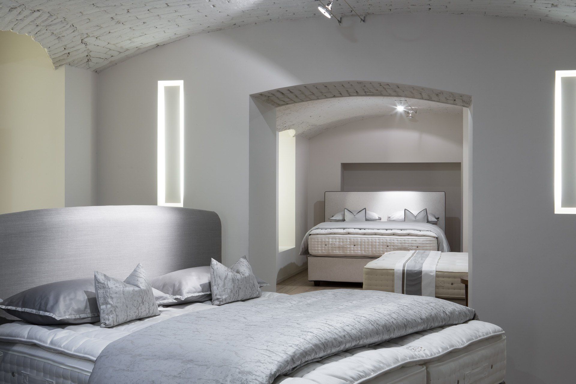 Camera con letto in una nicchia ad arco, sistemi letto su misura