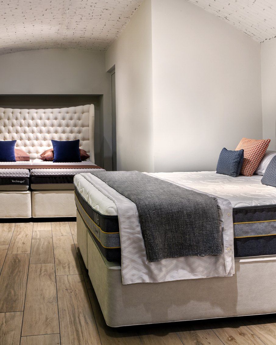 La sala letti dello showroom i Vigna a Milano, con i sistemi letto pronti da provare